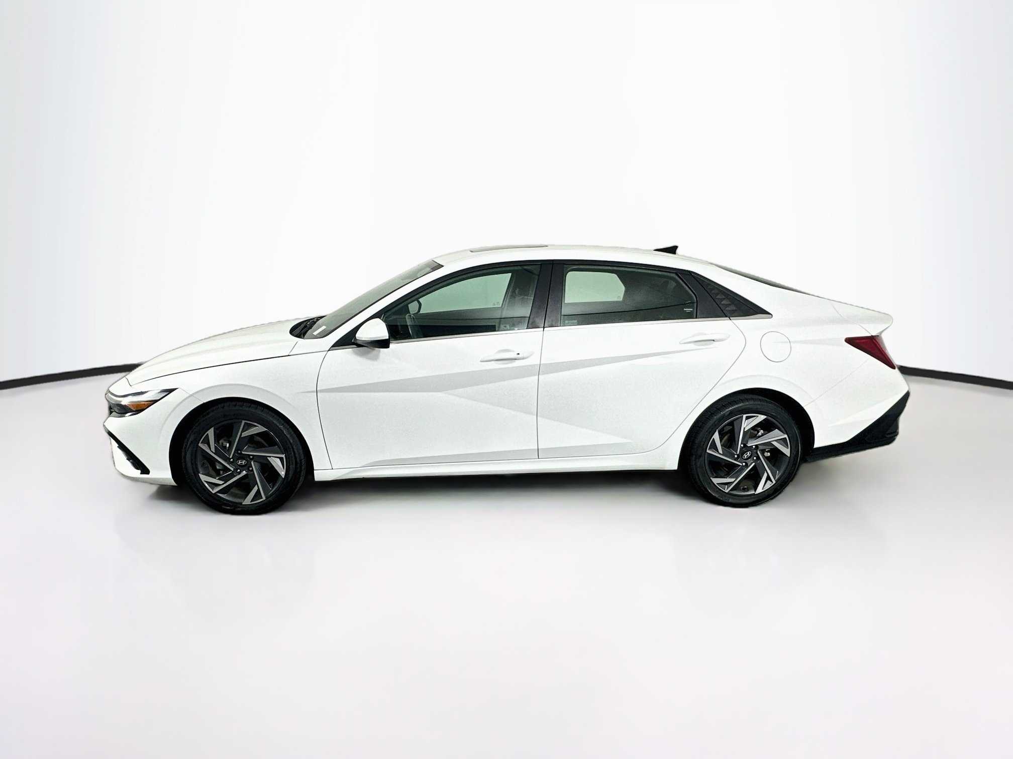 Used 2025 Hyundai Elantra SEL FWD image 4