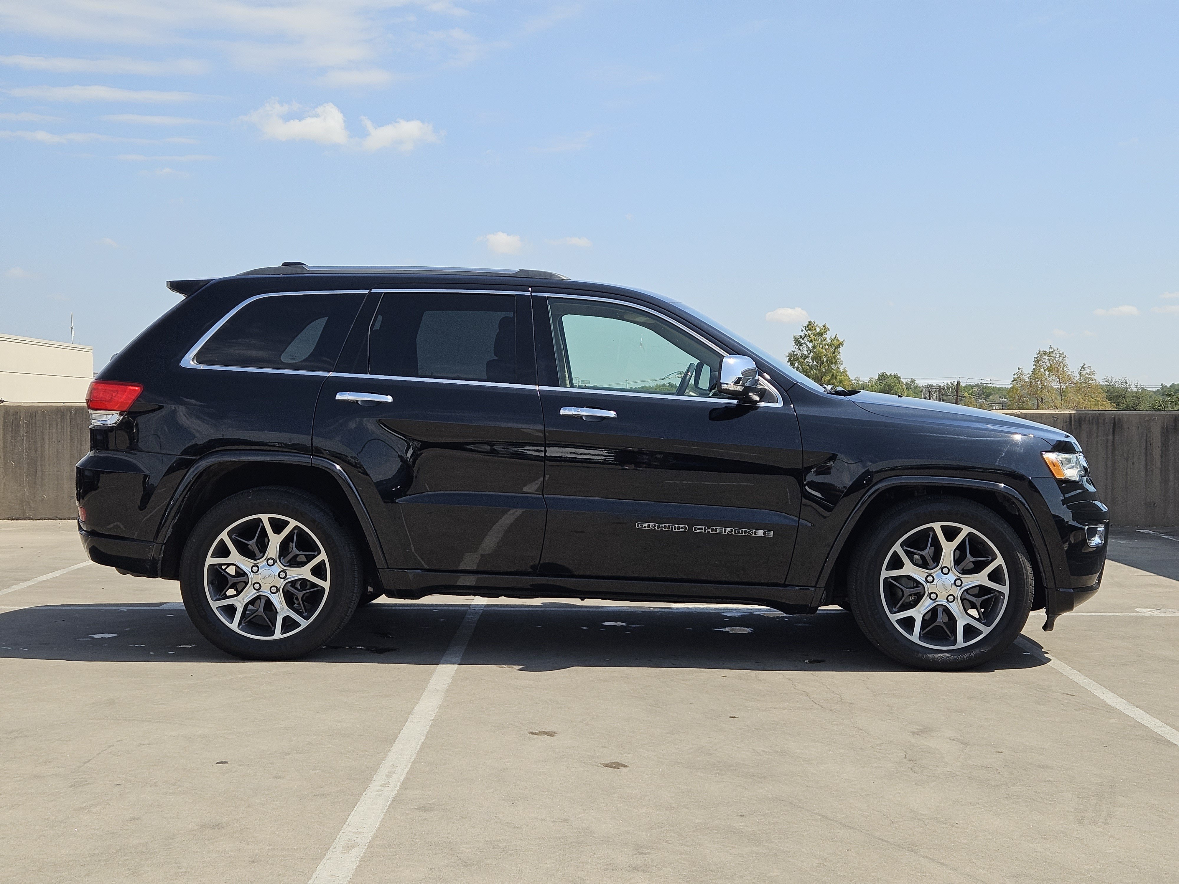 Used 2019 Jeep Grand Cherokee Overland AWD/4WD image 9