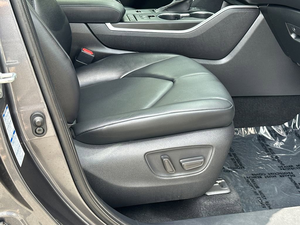 Used 2020 Toyota Highlander XLE image 11