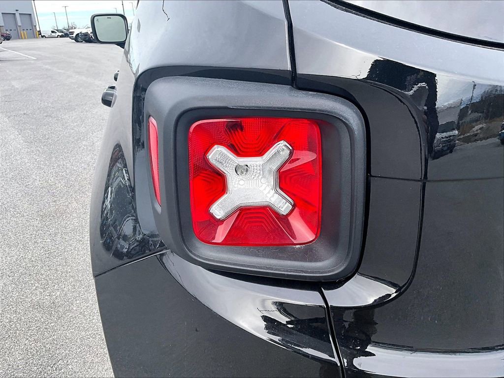 Used 2023 Jeep Renegade Latitude image 31