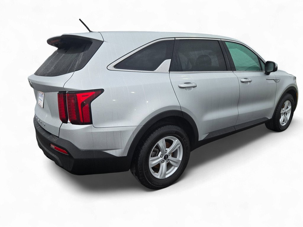 Used 2021 Kia Sorento LX image 4