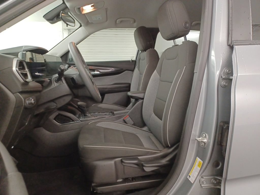 Used 2025 Chevrolet TrailBlazer LT FWD image 16