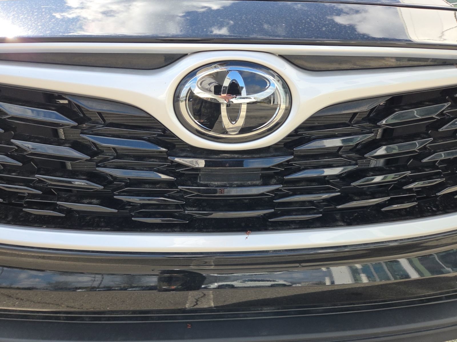 Used 2022 Toyota Highlander XLE image 6