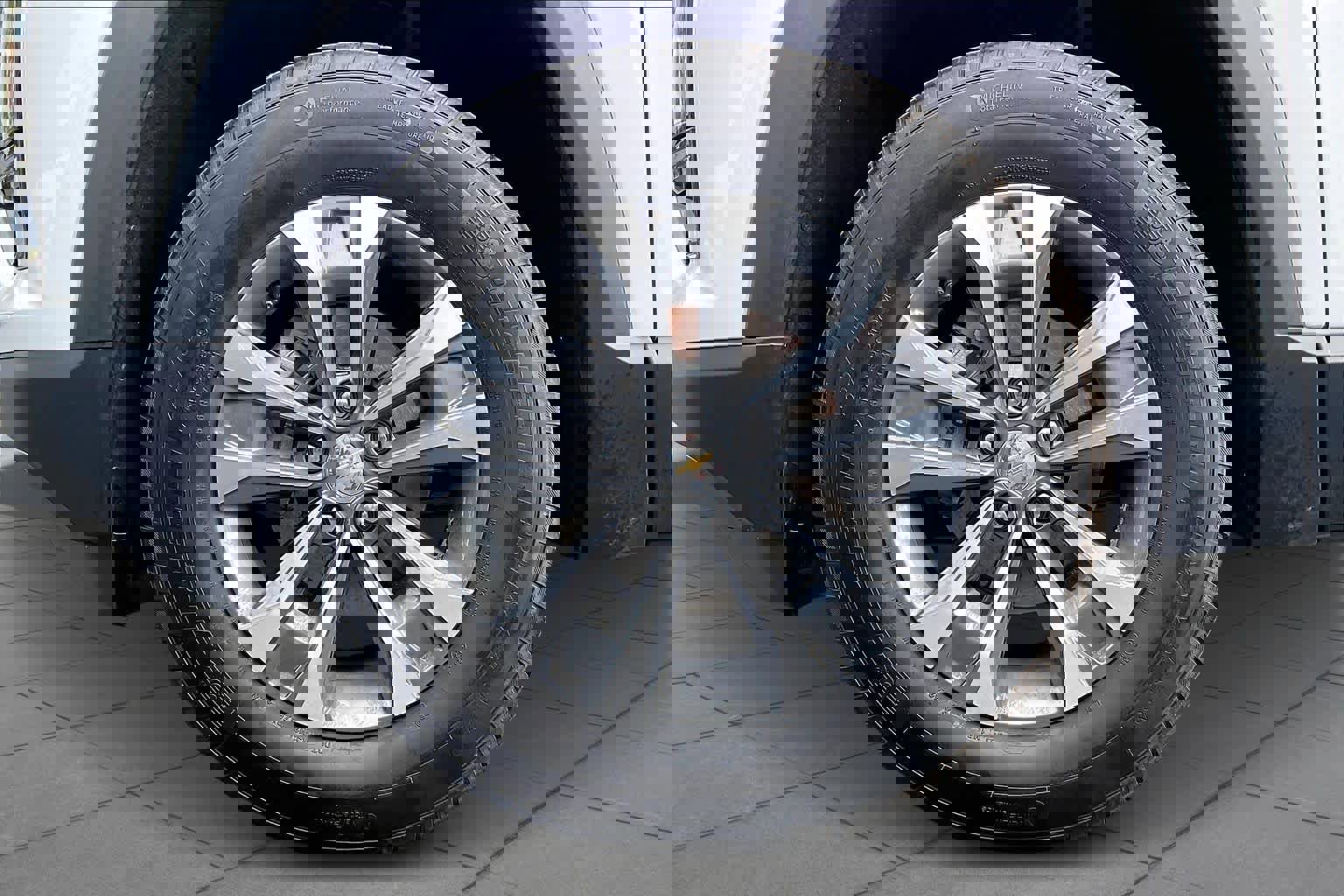 Used 2025 Chevrolet Equinox LT w/ Safety and Technology Package image 9