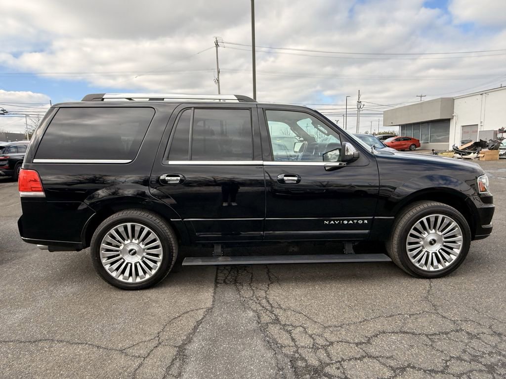 Used 2017 Lincoln Navigator Select image 6