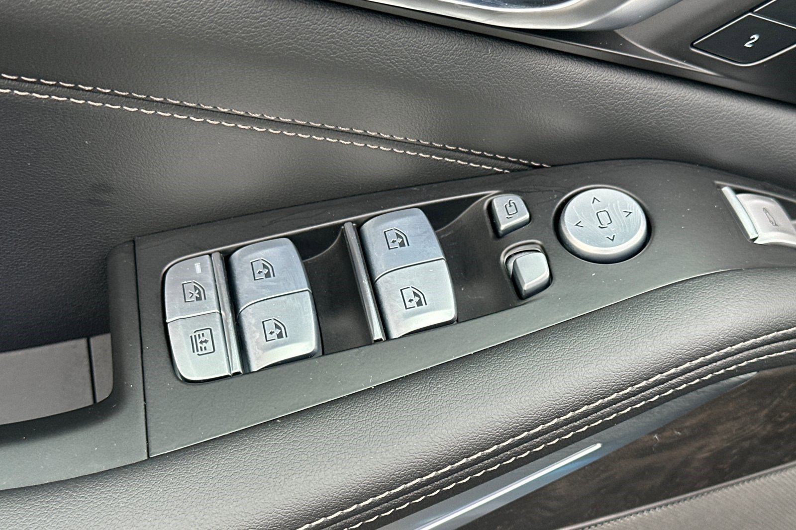 Used 2025 BMW X7 xDrive40i w/ Premium Package image 13