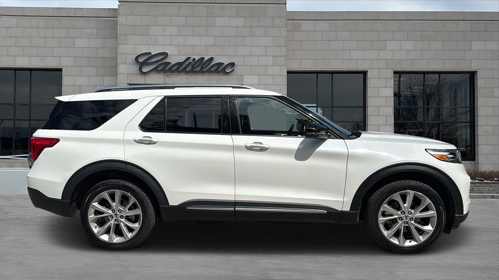 Used 2022 Ford Explorer Platinum w/ Equipment Group 601A AWD/4WD image 2