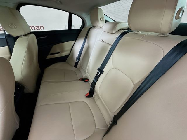Used 2017 Jaguar XE Premium image 25