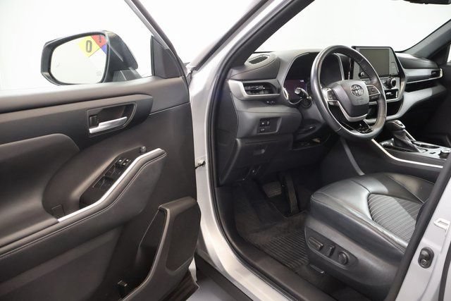 Used 2023 Toyota Highlander XSE AWD/4WD image 10