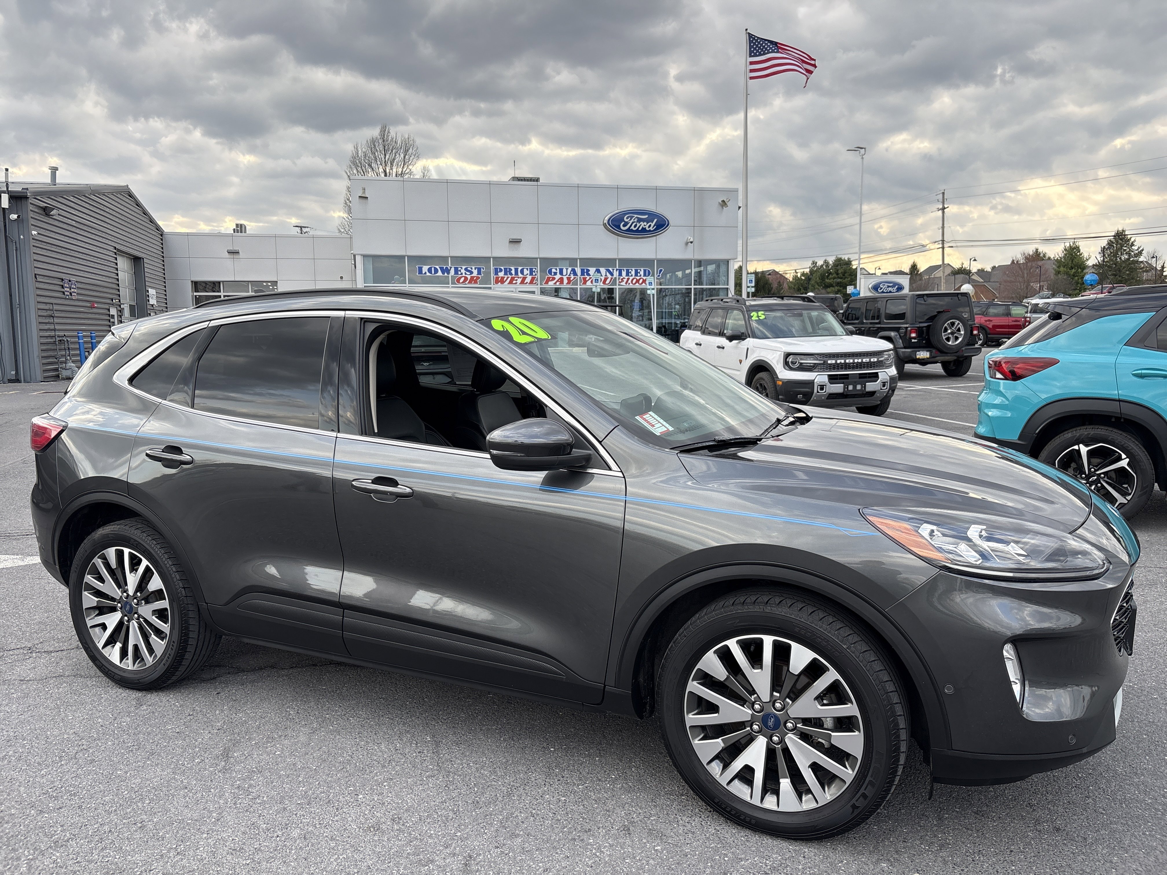Used 2020 Ford Escape Titanium image 2