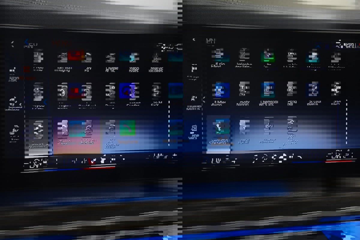 Used 2023 BMW 740i w/ Parking Assistance Package image 45