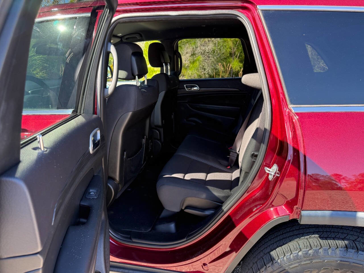 Used 2019 Jeep Grand Cherokee Laredo image 12