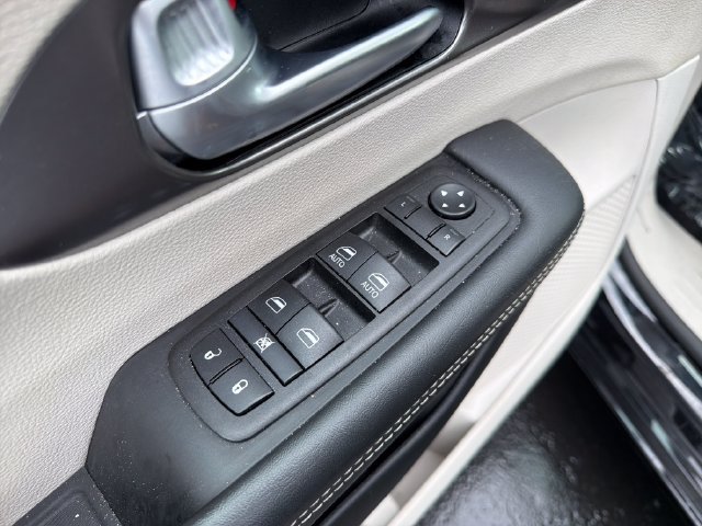 Used 2024 Chrysler Pacifica Touring-L FWD image 13