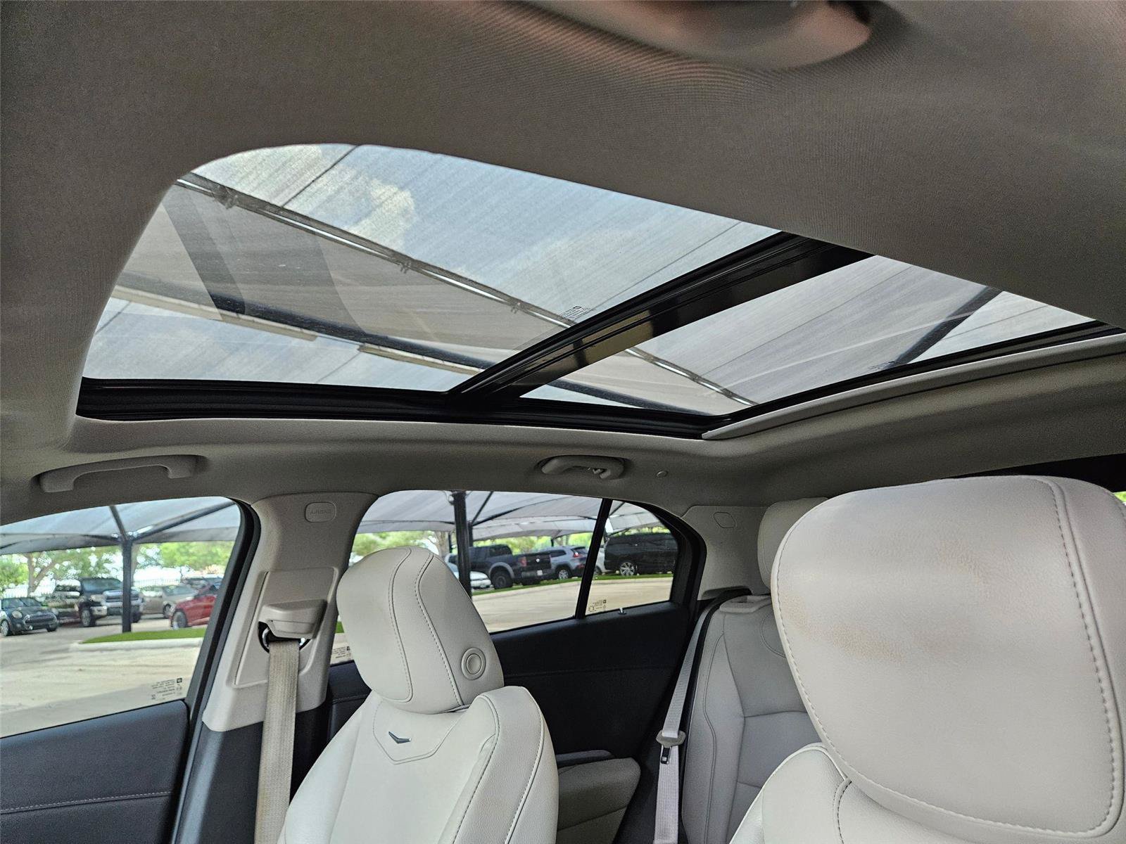 Used 2023 Cadillac XT4 Luxury w/ Cold Weather Package FWD image 8