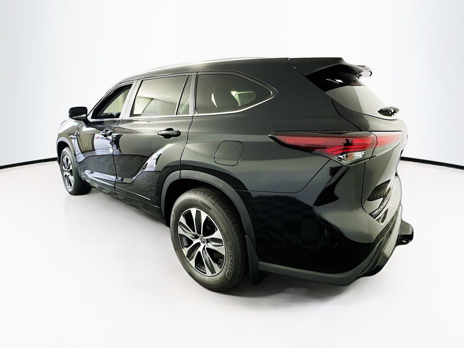 Certified 2025 Toyota Highlander XLE AWD/4WD image 4