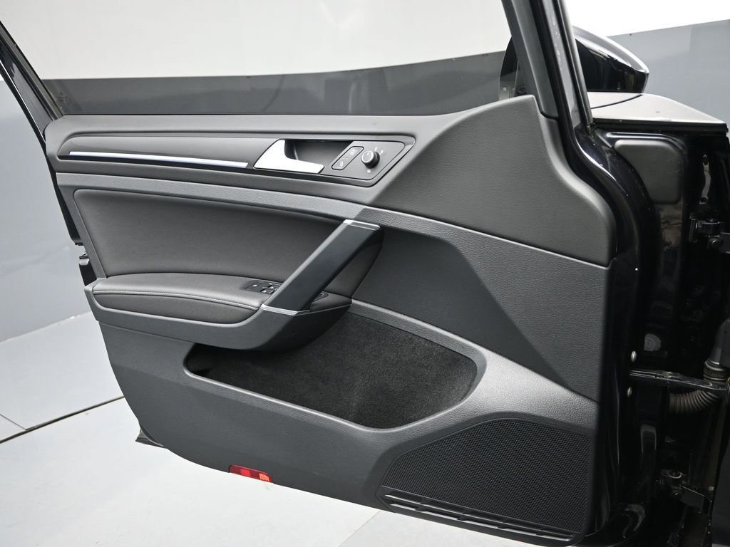 Used 2015 Volkswagen Golf R 4-Door image 13