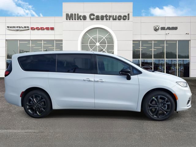 New 2026 Chrysler Pacifica Select image 3