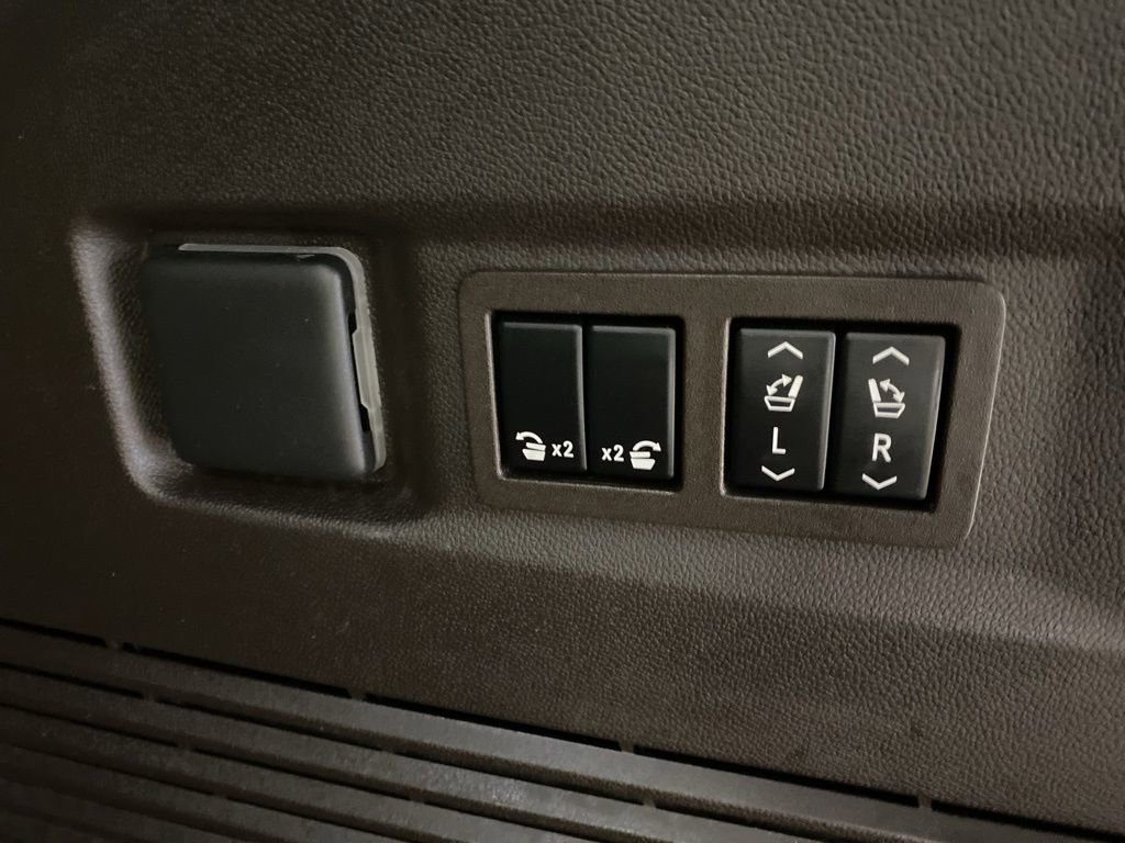 Used 2021 GMC Yukon Denali w/ Denali Premium Package image 18