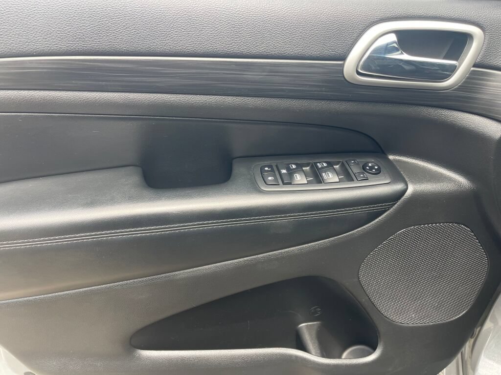 Used 2019 Jeep Grand Cherokee Altitude AWD/4WD image 8