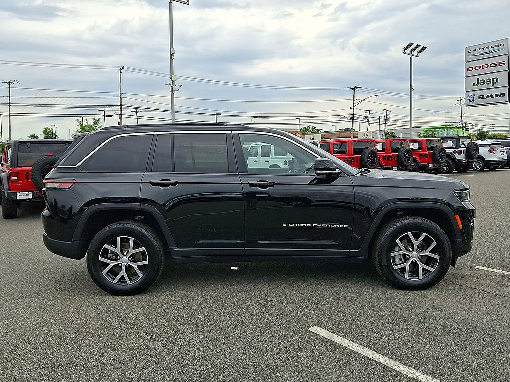 Used 2024 Jeep Grand Cherokee Limited AWD/4WD image 32