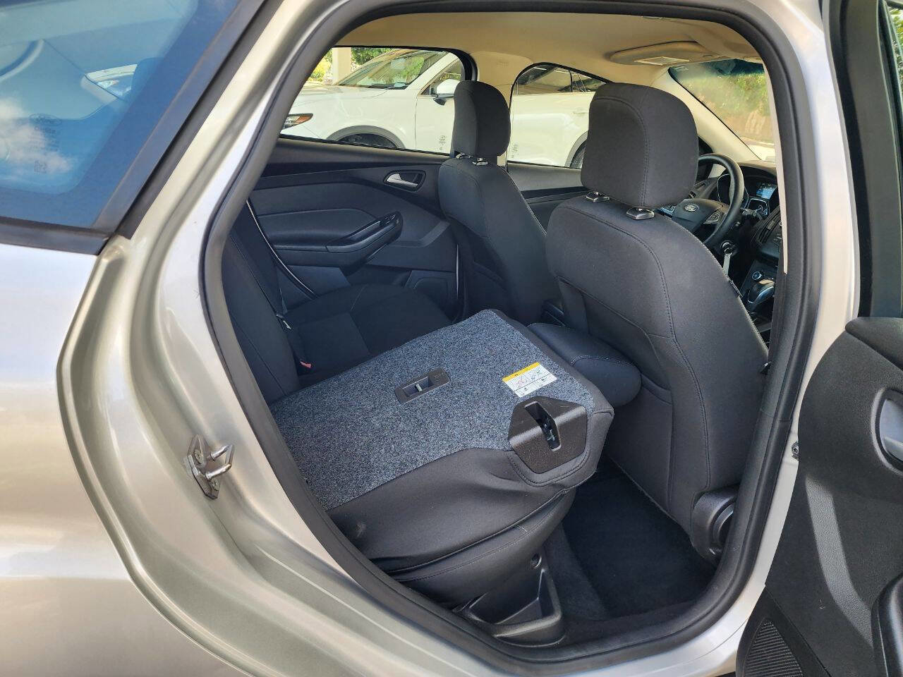 Used 2015 Ford Focus SE image 32