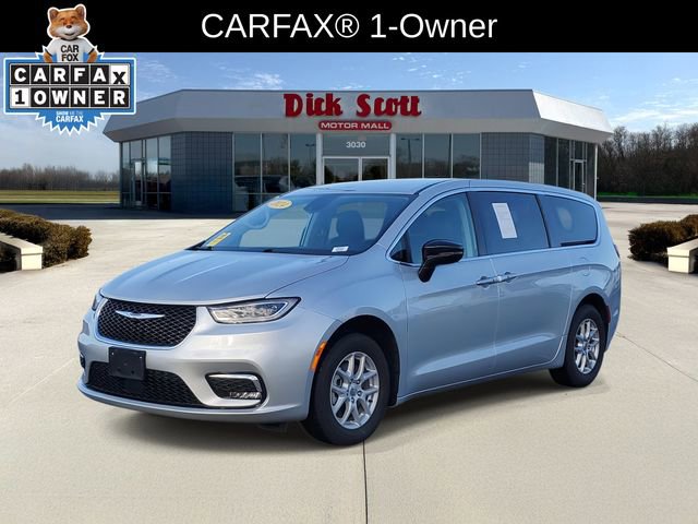 Used 2024 Chrysler Pacifica Touring-L image 3