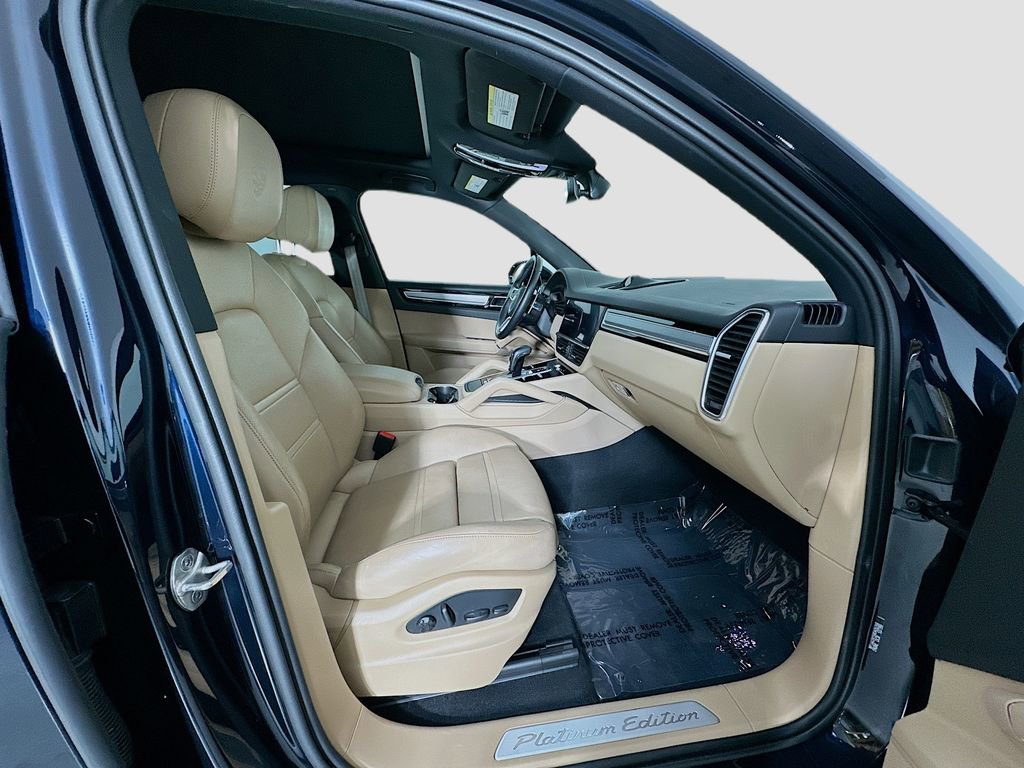 Certified 2022 Porsche Cayenne Platinum Edition image 31