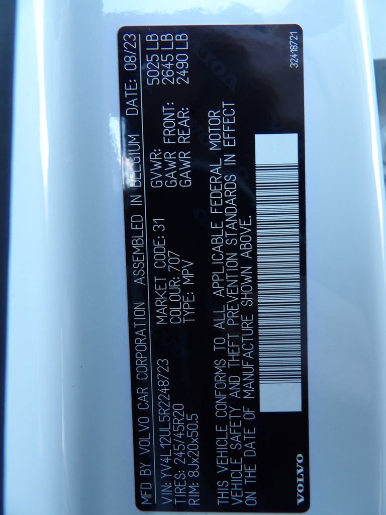 Certified 2024 Volvo XC40 B5 Plus w/ Protection Package Premier image 33