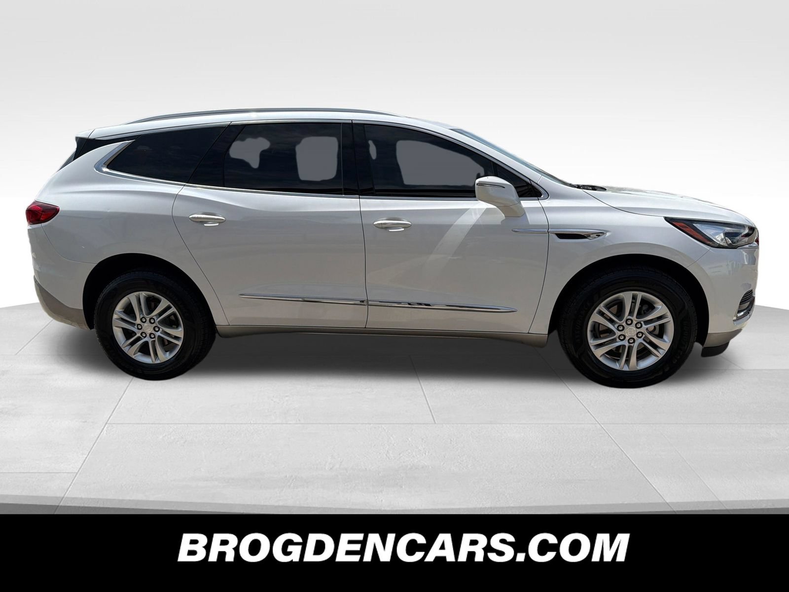 Used 2018 Buick Enclave Essence w/ Trailering Package FWD image 2