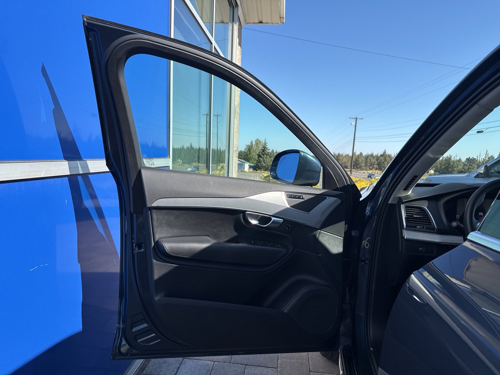 Used 2025 Volvo XC90 B5 Core image 9