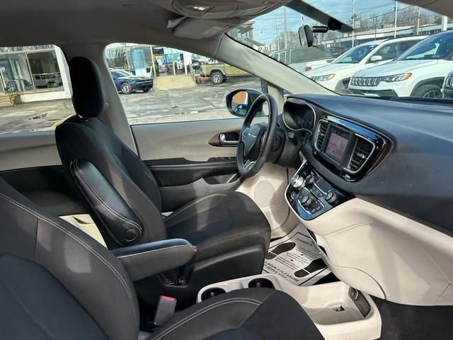 Used 2022 Chrysler Voyager LX image 31
