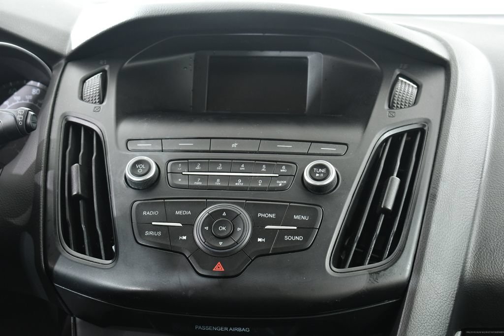 Used 2018 Ford Focus SE w/ Cold Weather Package FWD image 9