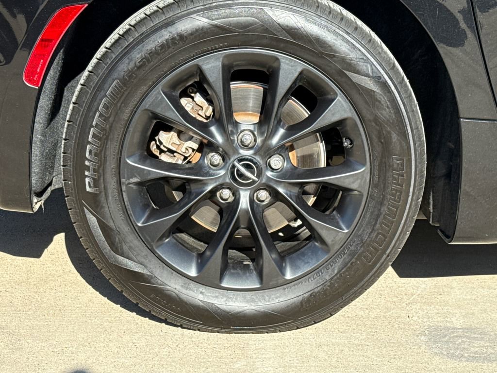 Used 2021 Chrysler Pacifica Touring w/ Uconnect Theater Family Group image 9