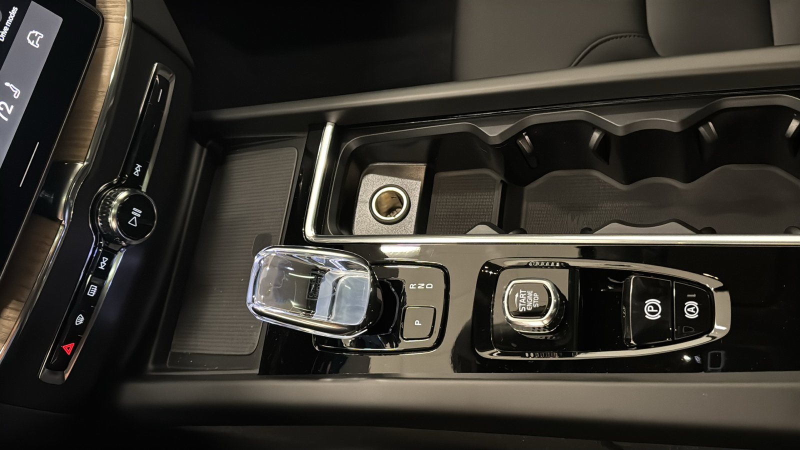 New 2027 Volvo XC60 T8 Plus AWD/4WD image 19
