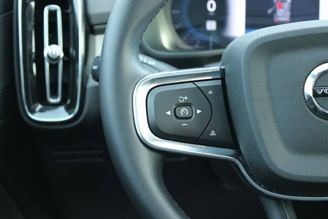 Used 2025 Volvo XC40 B5 Plus image 26