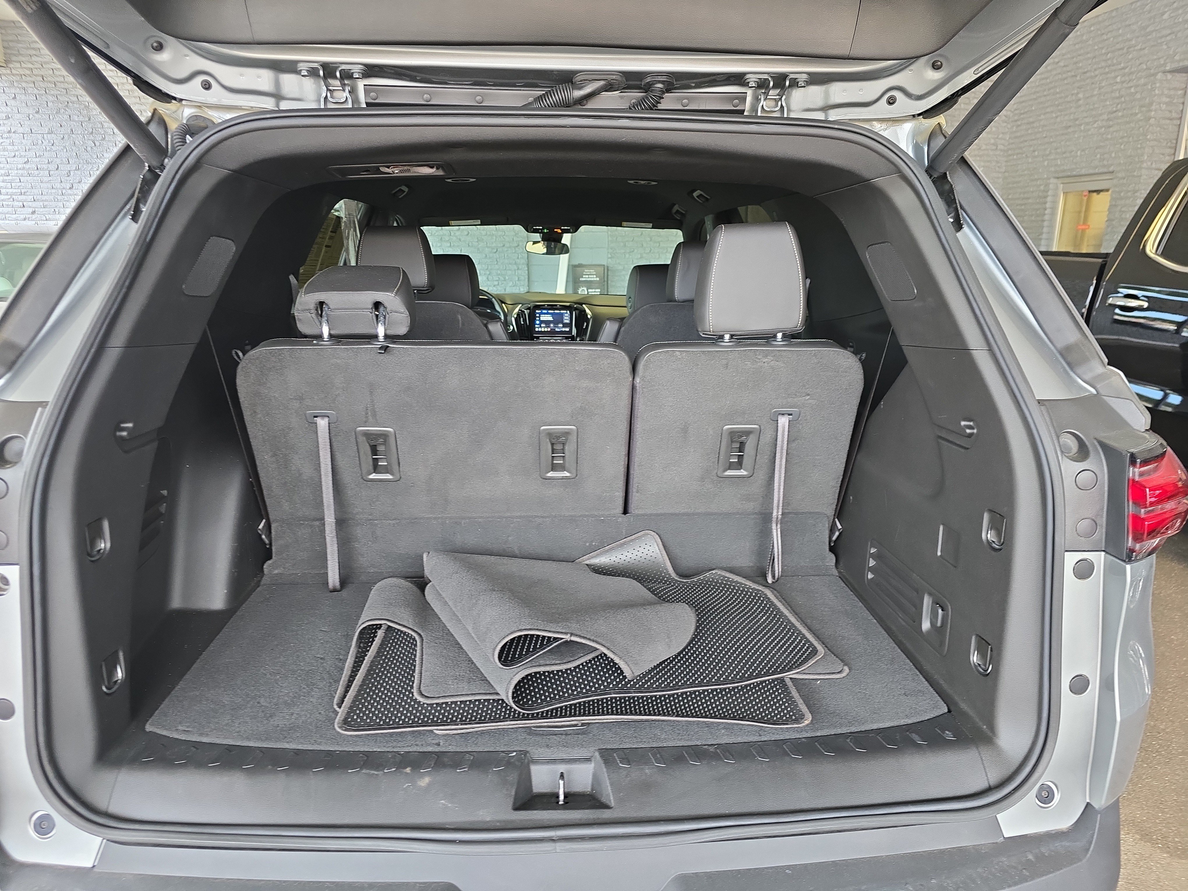Used 2023 Chevrolet Traverse LT AWD/4WD image 4