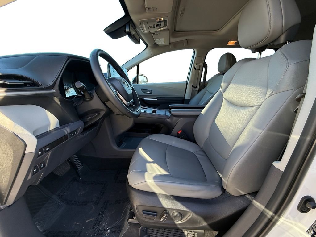Used 2023 Toyota Sienna XLE w/ XLE Plus Package image 9