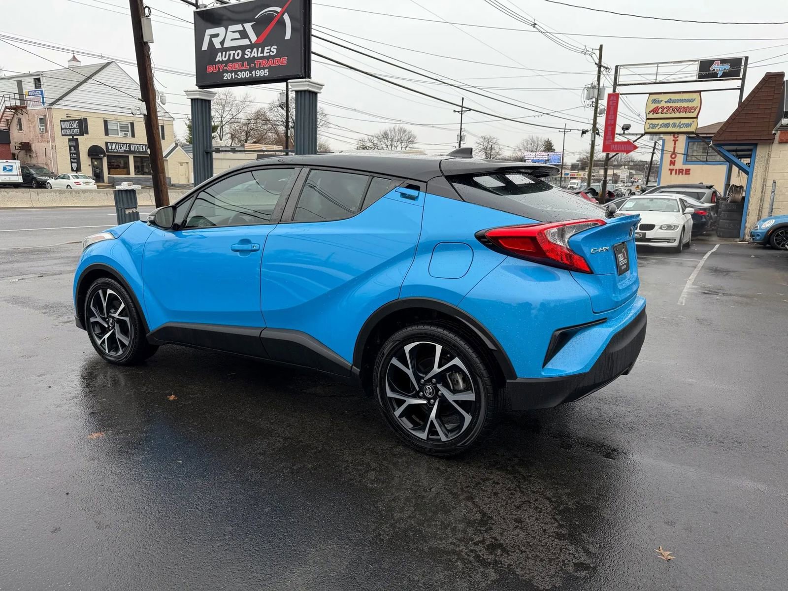 Used 2019 Toyota C-HR XLE image 4