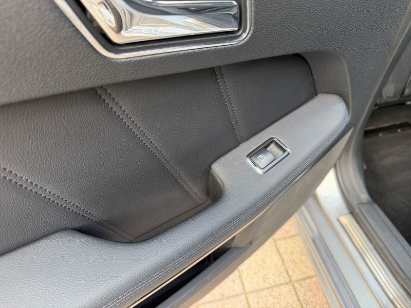 Used 2010 Mercedes-Benz E 550 Sedan image 37