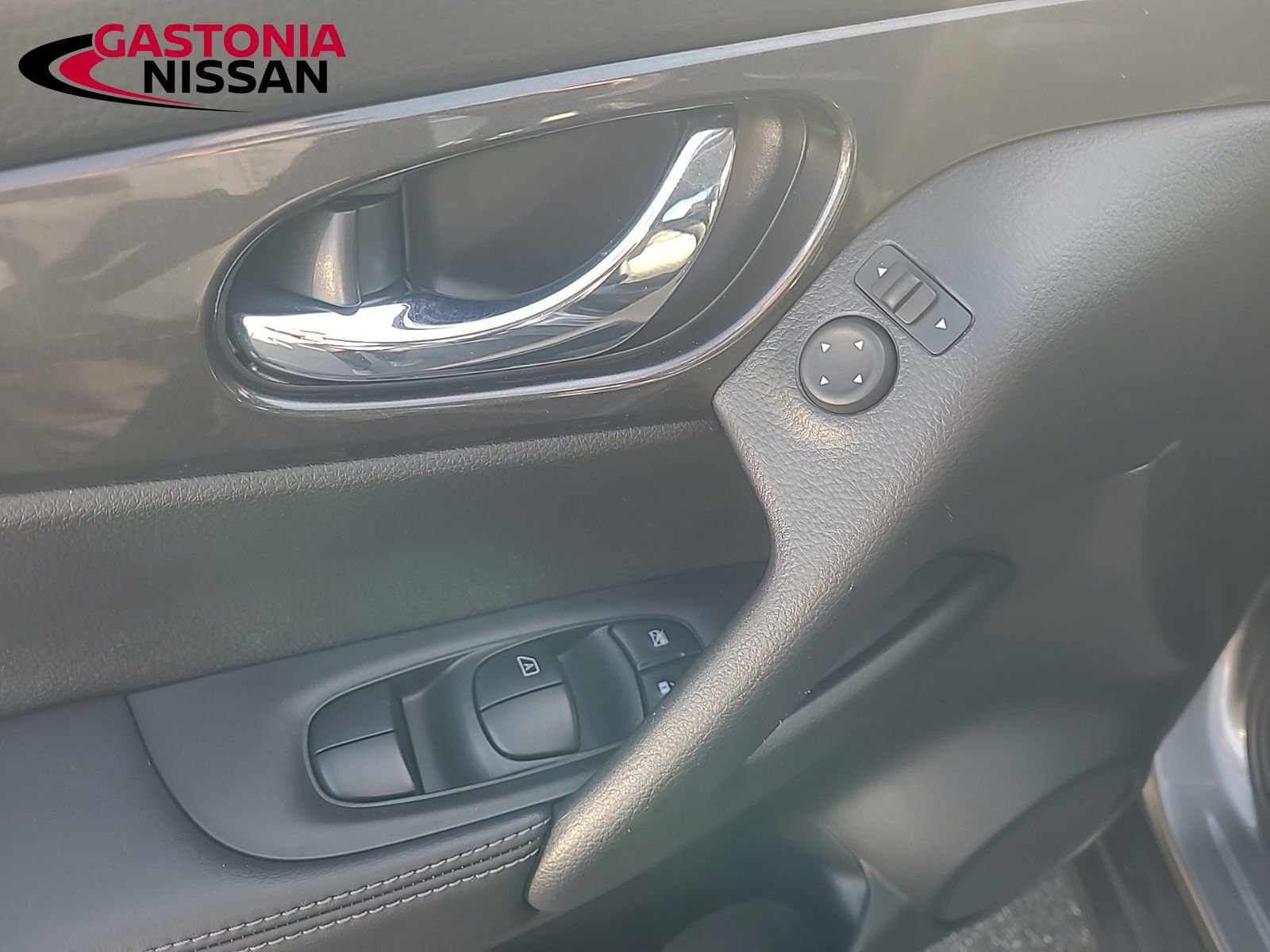 Used 2020 Nissan Rogue SV image 30