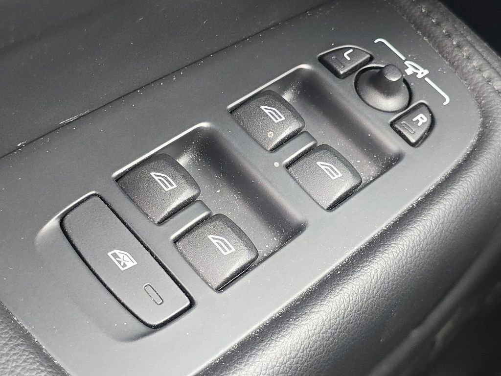 Used 2023 Volvo XC60 B5 Core w/ Climate Package image 27
