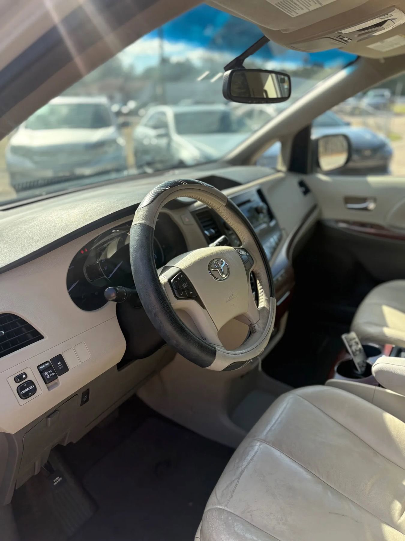 Used 2011 Toyota Sienna XLE w/ Entertainment Pkg image 52