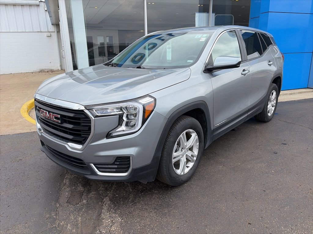 Used 2024 GMC Terrain SLE image 3