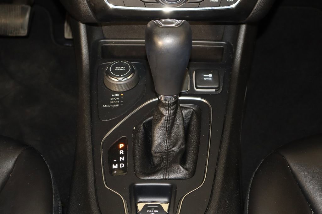 Used 2019 Jeep Cherokee Latitude Plus w/ Comfort/Convenience Group AWD/4WD image 28
