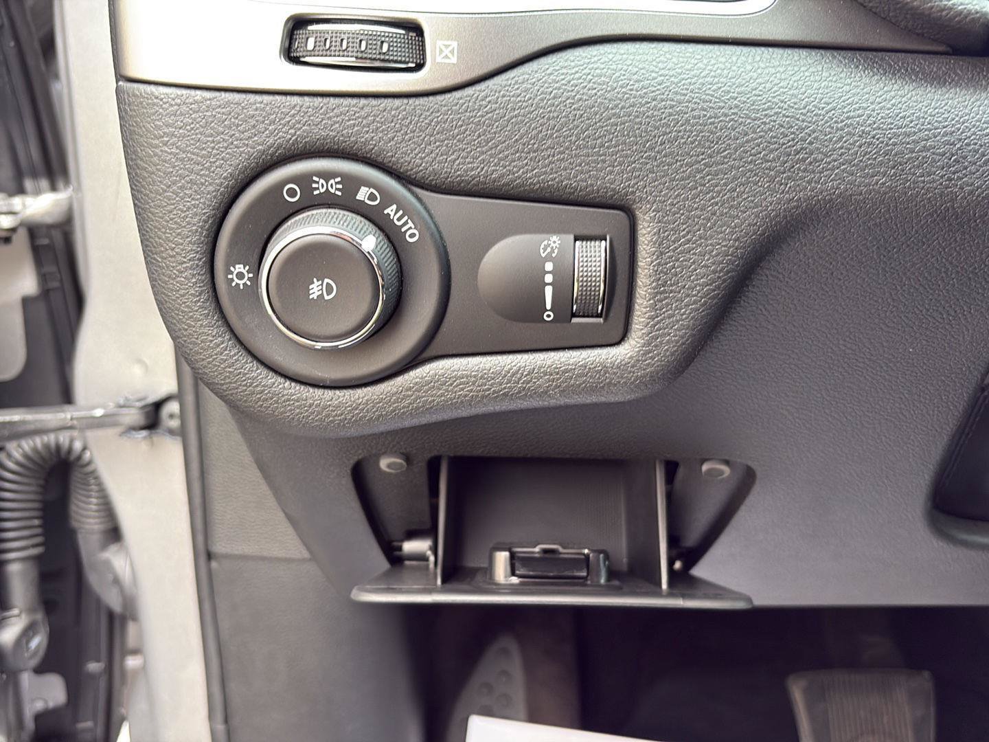 Used 2019 Jeep Cherokee Latitude w/ Cold Weather Group AWD/4WD image 7