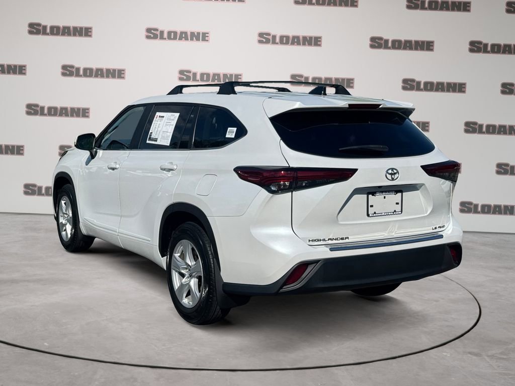 Used 2023 Toyota Highlander LE AWD/4WD image 3