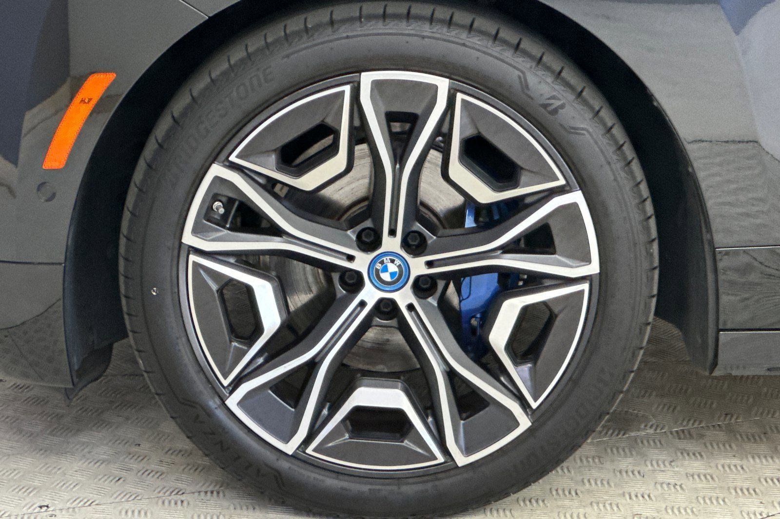 Used 2023 BMW iX xDrive50 w/ Premium Package AWD/4WD image 11