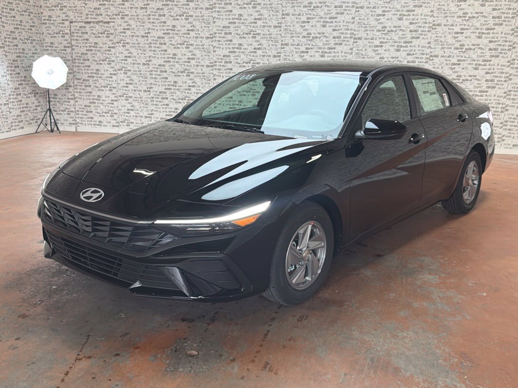 New 2026 Hyundai Elantra SE FWD image 3