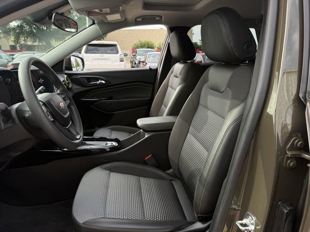 Used 2024 Chevrolet Trax LT w/ Sunroof Package FWD image 27