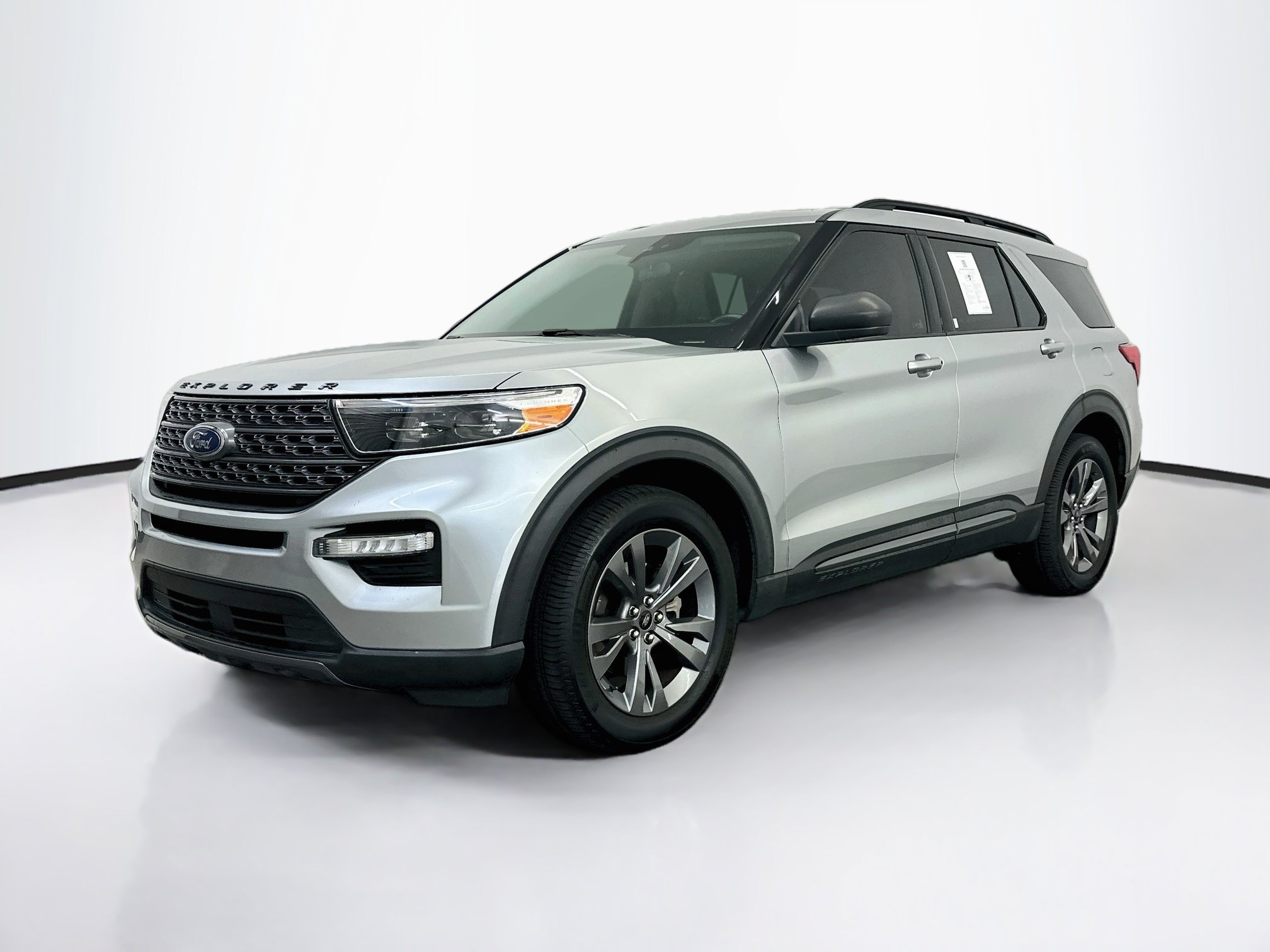 Used 2021 Ford Explorer XLT w/ Equipment Group 202A AWD/4WD image 3